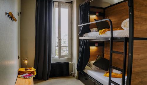 Bed in Mixed Dormitory Room with Shared Bathroom 