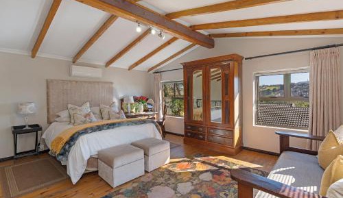 Open Plan One-Bedroom Apartment with Garden View