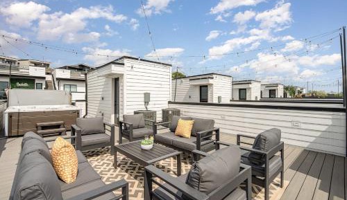 Sixteen-Bedroom Holiday home