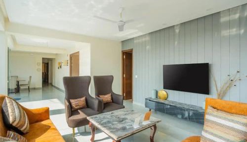 Four-Bedroom Apartment with Balcony 