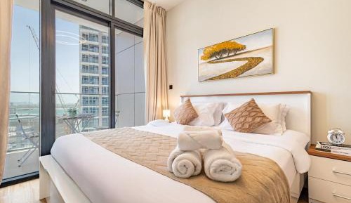 One-Bedroom Apartment with Pool View