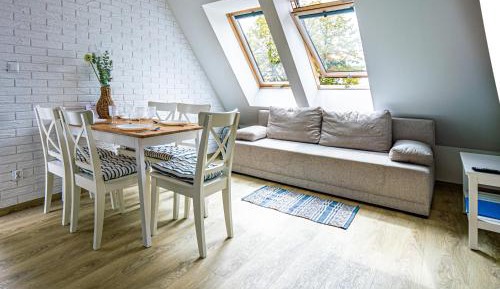 One-Bedroom Apartment with Lake View