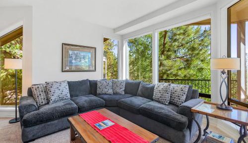 Two-Bedroom Apartment with Mountain View