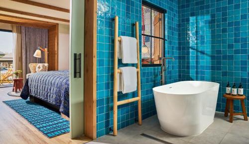 1 Bedroom Cabin Suite with Patio/Balcony and Tub