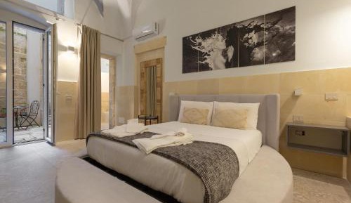 Deluxe Suite with Spa Bath