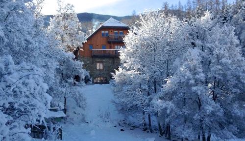Three-Bedroom Apartment with Mountain View