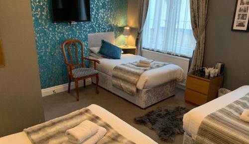 Quadruple Room with Private Bathroom