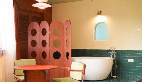 Rushmore Suite with Bathtub 
