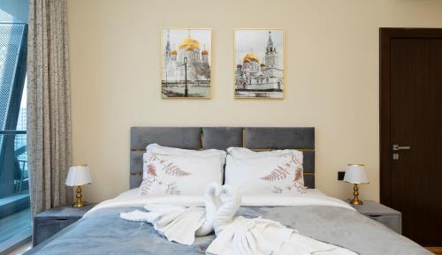 Superior One-Bedroom with Balcony and Canal View