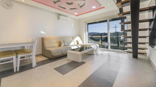 Studio 10