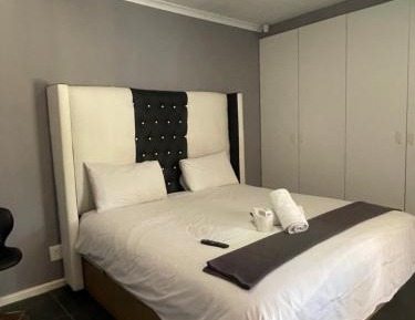 Queen Room with Pool View