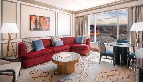 Newly Remodeled Luxury Two Queen Sphere View Suite