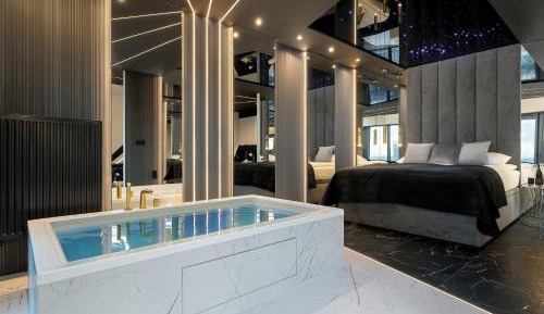 Studio with Spa Bath
