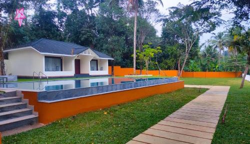 Lakeview Family Cottage with Private Pool