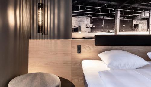 Standard King Room with Roll-In Shower