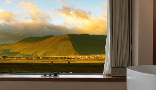 Grassland Snow Mountain Terrace King Room
