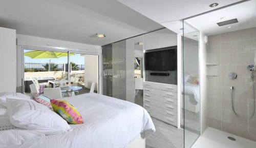 Deluxe One-Bedroom Apartment