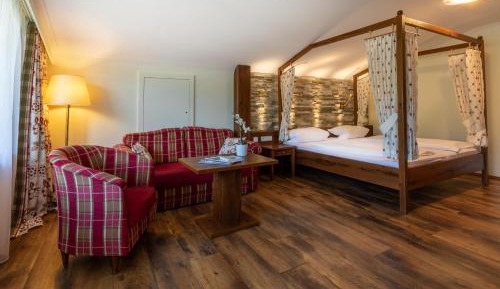 Double Room with canopy bed