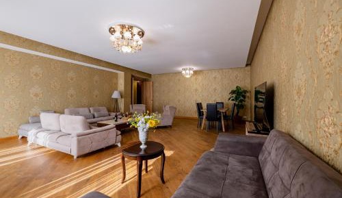 Five-Bedroom Deluxe Apartment