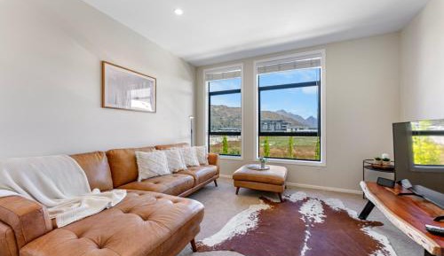 Four-Bedroom Apartment with Balcony 