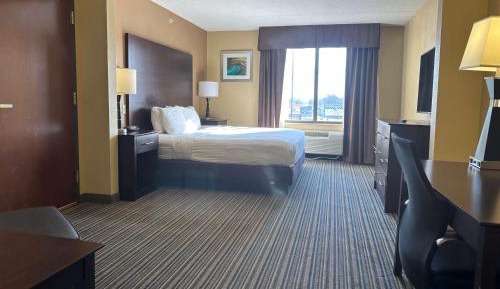 King Room with Roll In Shower - Mobility/Hearing Accessible - Non-Smoking