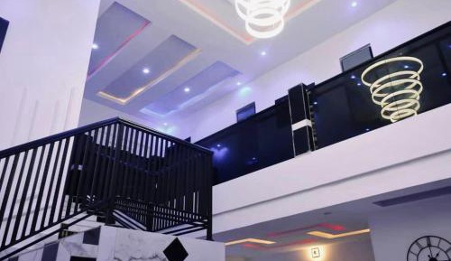 Five-Bedroom Deluxe Apartment