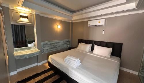 Deluxe Double Room with Side Sea View