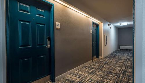 One-Bedroom Queen Suite with Roll-In Shower - Mobility Accessible