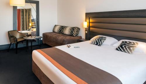 Executive Room with One Double Bed and One Single Bed