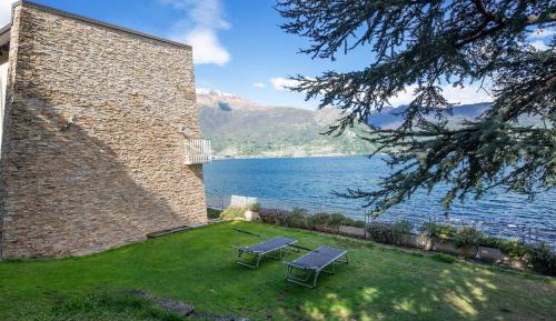One-Bedroom Apartment with Lake View
