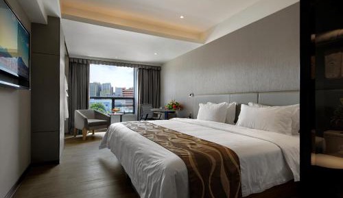 Deluxe Queen Room