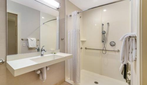 2 Queen Beds Premium Accessible