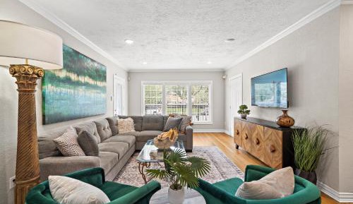 Three-Bedroom Deluxe Apartment