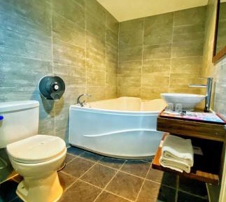 Queen Room with Spa Bath