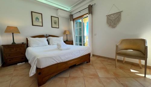 Deluxe King Room with Private Bathroom