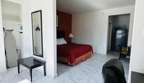 King Suite - Non-Smoking