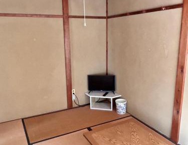 Basic Triple Room with Shared Bathroom