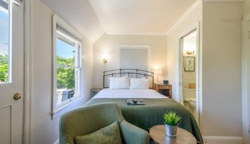 Petite Queen Room