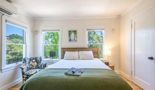 Petite Queen Room