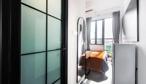 Comfort Queen Room -Washing Machine