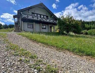 Three-Bedroom Apartment with Mountain View