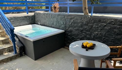 Earth Suite with Outdoor Hot Tub - Spa