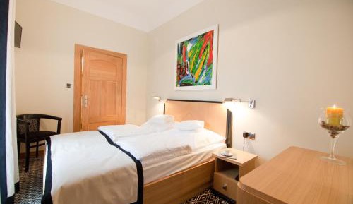 One-Bedroom Deluxe Apartment