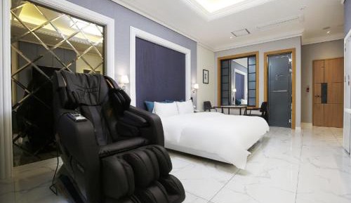 Suite Spa bath with massage chair