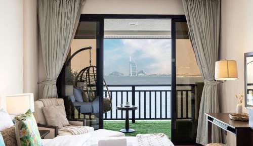 One-Bedroom Apartment with Sea View and Balcony