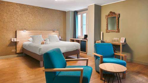 Suite with Sauna Access