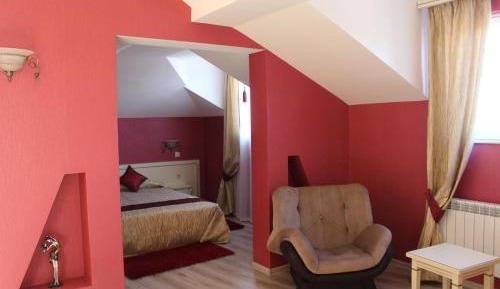 Deluxe One-Bedroom Apartment (2 Adults + 2 Children)