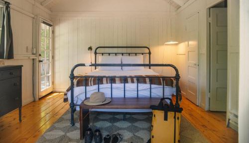 Historic Bungalow - Queen Kitchenette