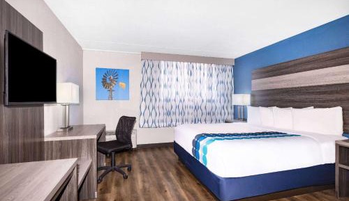 1 King Bed, Deluxe Mobility/Hearing Accessible Room, Roll-In Shower, Non-Smoking