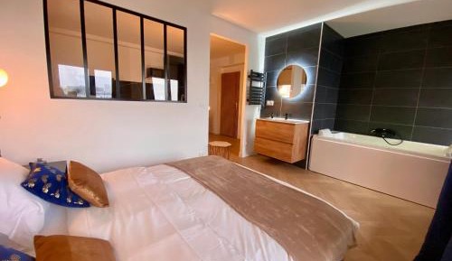 Deluxe Suite with Spa Bath
